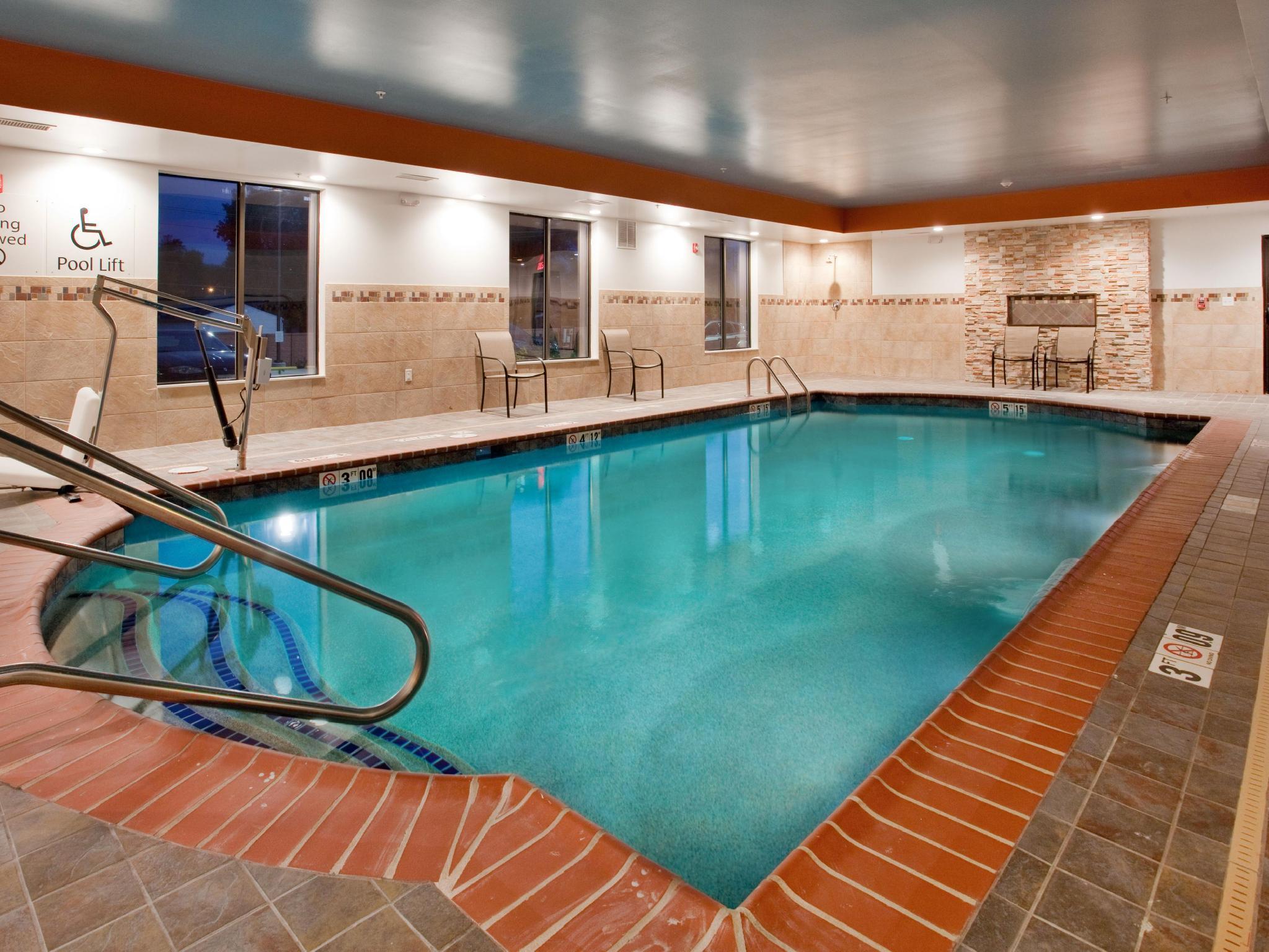 Holiday Inn Express & Suites St Louis Airport By Ihg Woodson Terrace Dış mekan fotoğraf