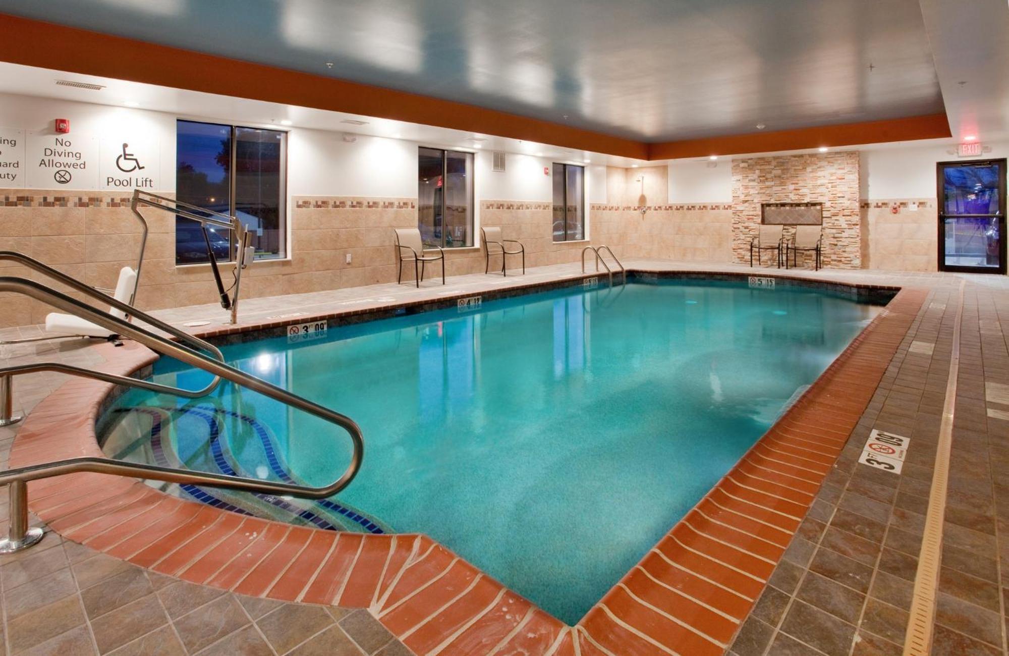 Holiday Inn Express & Suites St Louis Airport By Ihg Woodson Terrace Dış mekan fotoğraf