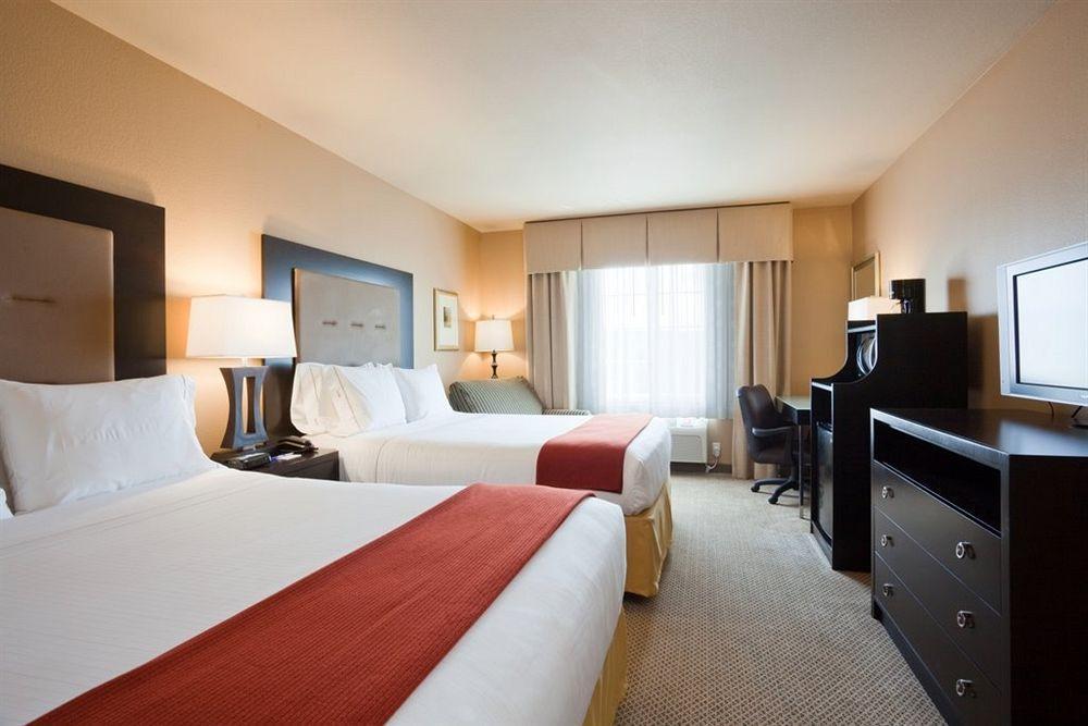 Holiday Inn Express & Suites St Louis Airport By Ihg Woodson Terrace Dış mekan fotoğraf